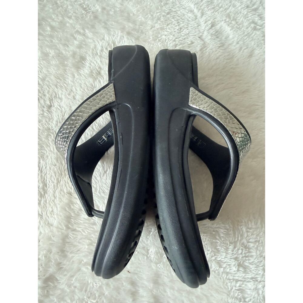 Crocs Dual Comfort W8 Black Silver Snakeskin Wedge Thong Sandals - Picture 3 of 9